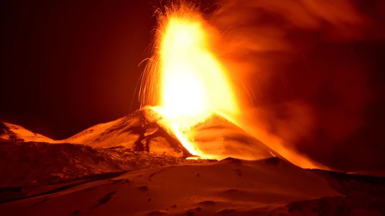 Entra en erupción el Etna, el volcán activo más grande de Europa situado en Sicilia Entra en erupción el Etna, el volcán activo más grande de Europa situado en Sicilia