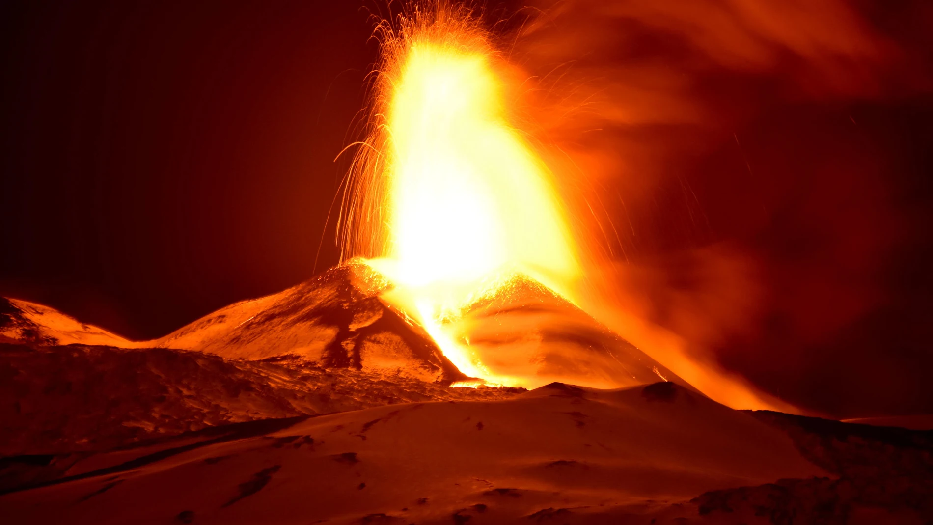 Entra en erupción el Etna, el volcán activo más grande de Europa situado en Sicilia