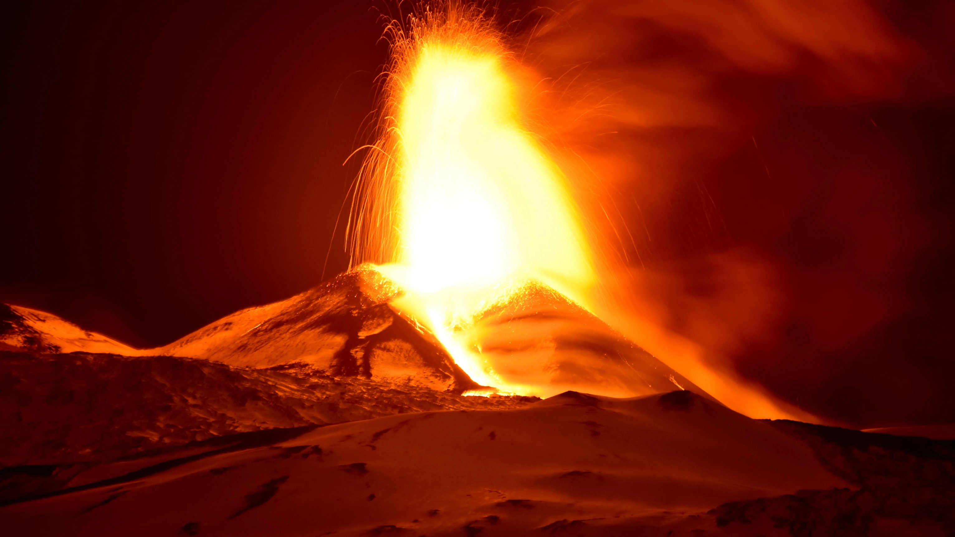 Entra en erupción el Etna, el volcán activo más grande de Europa situado en Sicilia