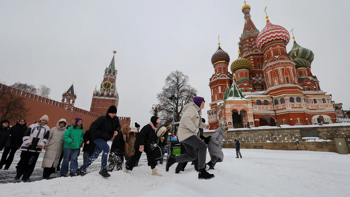La gente camina a través de un banco de nieve cerca de la muralla del Kremlin y la Catedral de San Basilio después de una fuerte nevada en Moscú La gente camina a través de un banco de nieve cerca de la muralla del Kremlin y la Catedral de San Basilio después de una fuerte nevada en Moscú