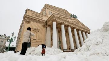 Moscow experiences the biggest snowfall in almost 150 years and Siberia prepares for 50 degrees below zero Moscow experiences the biggest snowfall in almost 150 years and Siberia prepares for 50 degrees below zero