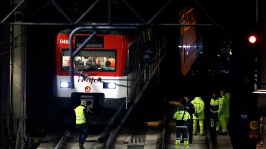 Varios operarios junto al tren de Cercanías que descarriló en Madrid Varios operarios junto al tren de Cercanías que descarriló en Madrid