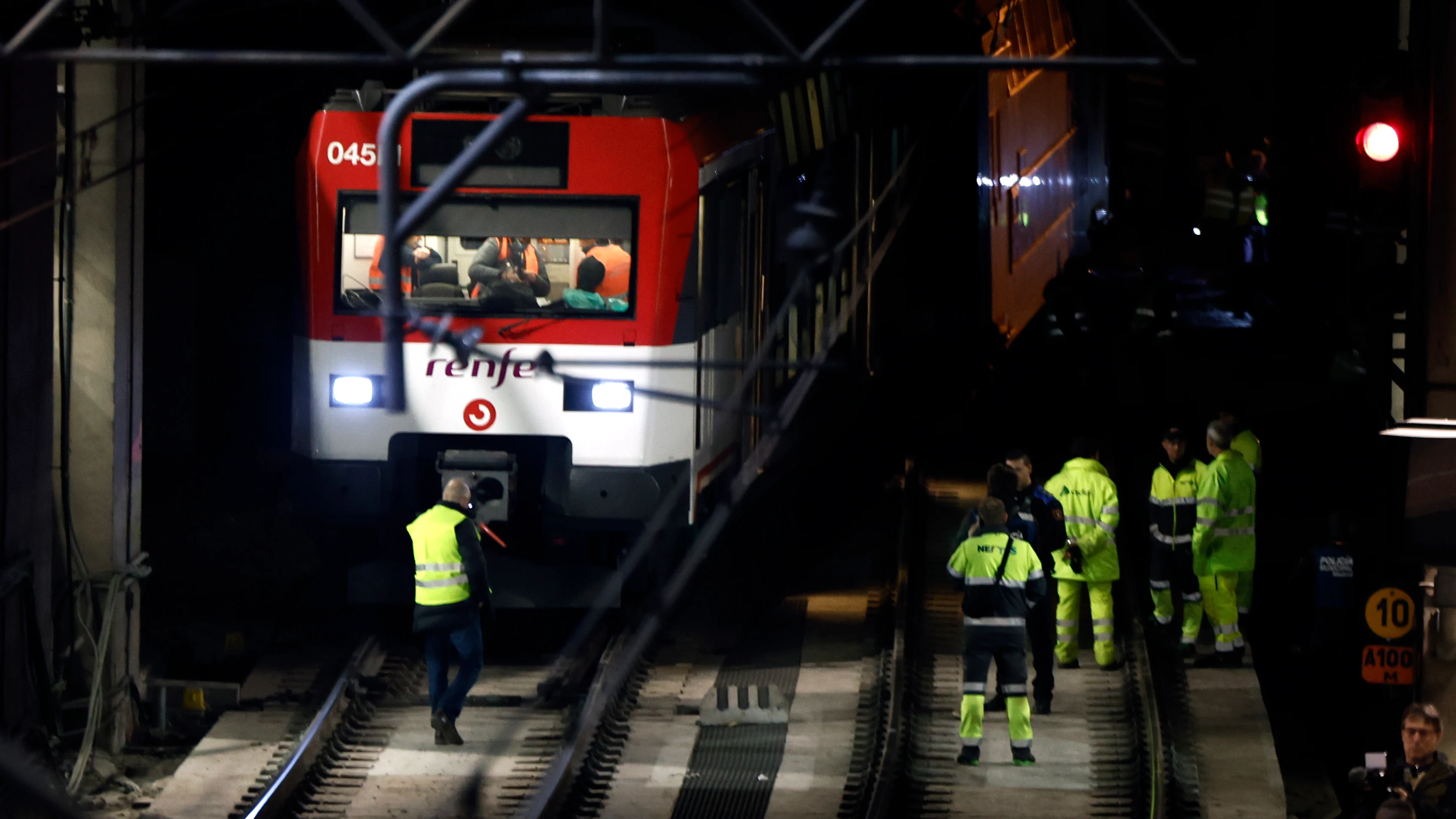 Varios operarios junto al tren de Cercanías que descarriló en Madrid