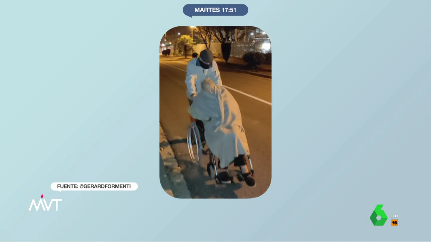 Un anciano de 94 años transporta a su mujer con alzheimer en silla de ruedas por un arcén a 2ºC por falta de ambulancias Un anciano de 94 años transporta a su mujer con alzheimer en silla de ruedas por un arcén a 2ºC por falta de ambulancias
