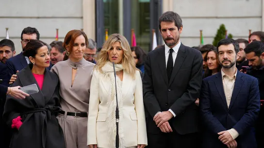 La líder de Sumar, Yolanda Díaz, acompañada de los ministros y diputados de su grupo La líder de Sumar, Yolanda Díaz, acompañada de los ministros y diputados de su grupo