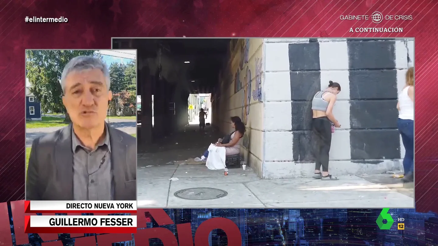 Guillermo Fesser explica cómo ha llegado el fentanilo a las escuelas de EEUU El Intermedio recupera en este vídeo el análisis de Guillermo Fesser sobre la crisis del fentanilo que asola a Estados Unidos que, explicaba, "provoca 150 muertes al día por sobredosis". "Empezó en el año 2000 y lo crearon las farmacéuticas", señala.