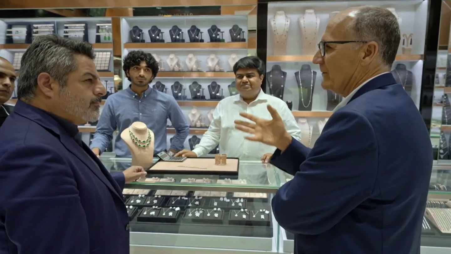 Un bróker del oro español sorprende a Jalis de la Serna en una joyería de Dubái: "Hay que tener mucho cuidado" Un bróker del oro español sorprende a Jalis de la Serna en una joyería de Dubái: "Hay que tener mucho cuidado"
