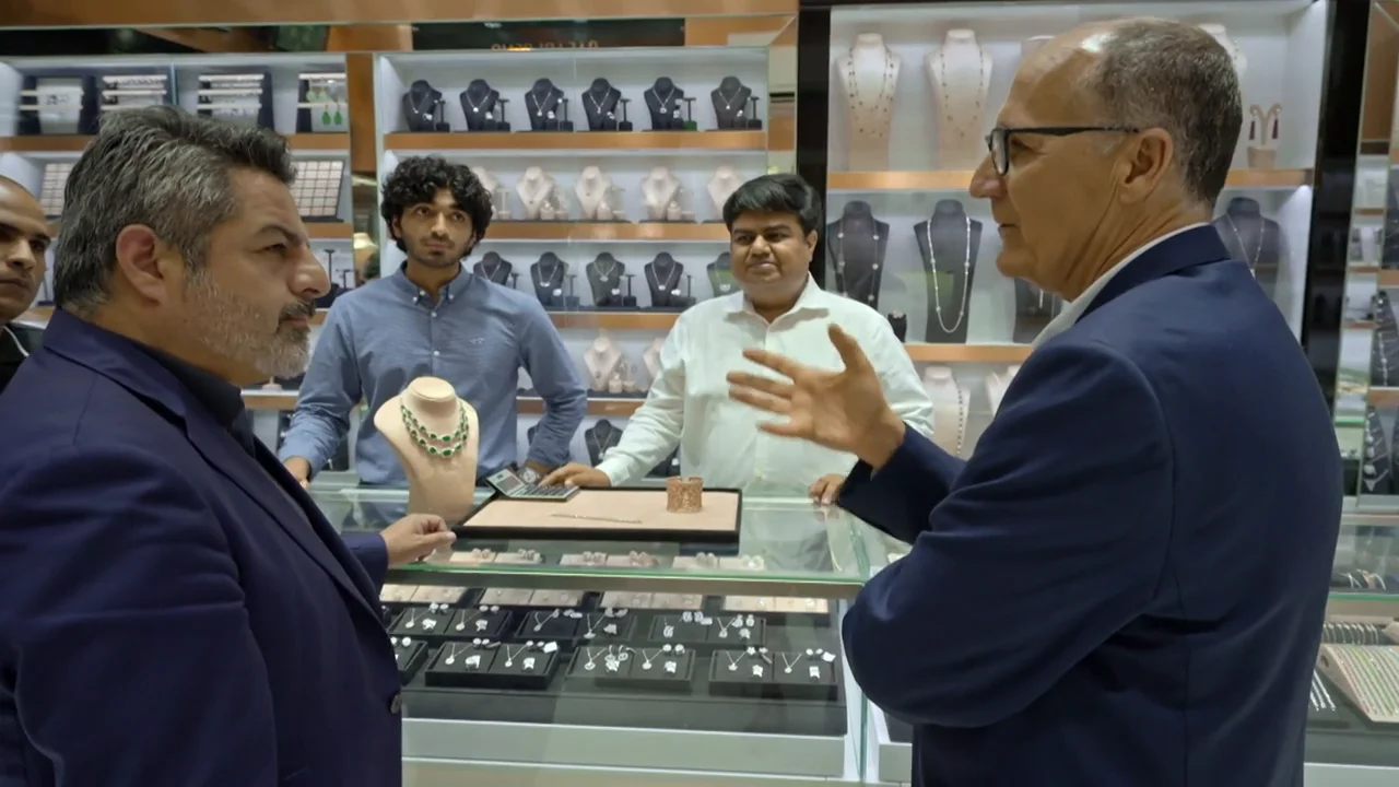 Un bróker del oro español sorprende a Jalis de la Serna en una joyería de Dubái: "Hay que tener mucho cuidado"