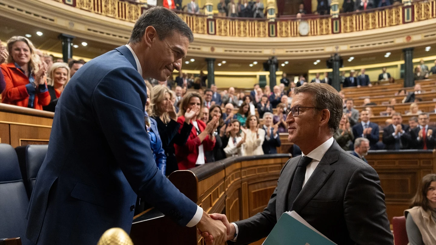 El presidente del Gobierno, Pedro Sánchez, saluda al presidente del PP, Alberto Núñez Feijóo. El presidente del Gobierno, Pedro Sánchez, saluda al presidente del PP, Alberto Núñez Feijóo.