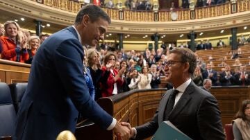 El presidente del Gobierno, Pedro Sánchez, saluda al presidente del PP, Alberto Núñez Feijóo.