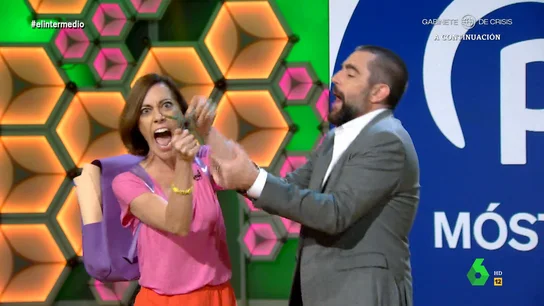 Dora la conservadora canta al punto de homenaje a la bandera de Móstoles 'Dora la conservadora', el personaje de El Intermedio interpretado por Cristina Gallego, recorría con Dani Mateo la geografía española en busca de iniciativas ultraconservadoras, como el punto permanente de homenaje a la bandera de Móstoles.