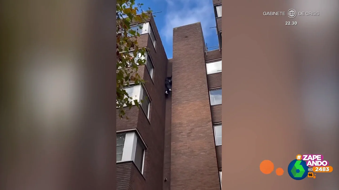 Así baja un hombre a la calle desde el último piso de un edificio "Es una buena forma de escaparse de casa si viene a visitarte tu cuñado", comenta con ironía Miki Nadal tras mostrar en este vídeo de Zapeando a un hombre que baja de un último piso a la calle deslizándose por la fachada de un edificio.
