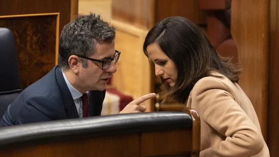 Ione Belarra y Félix Bolaños conversan en el Congreso de los Diputados, en una imagen de archivo Ione Belarra y Félix Bolaños conversan en el Congreso de los Diputados