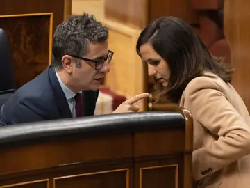 Ione Belarra y Félix Bolaños conversan en el Congreso de los Diputados