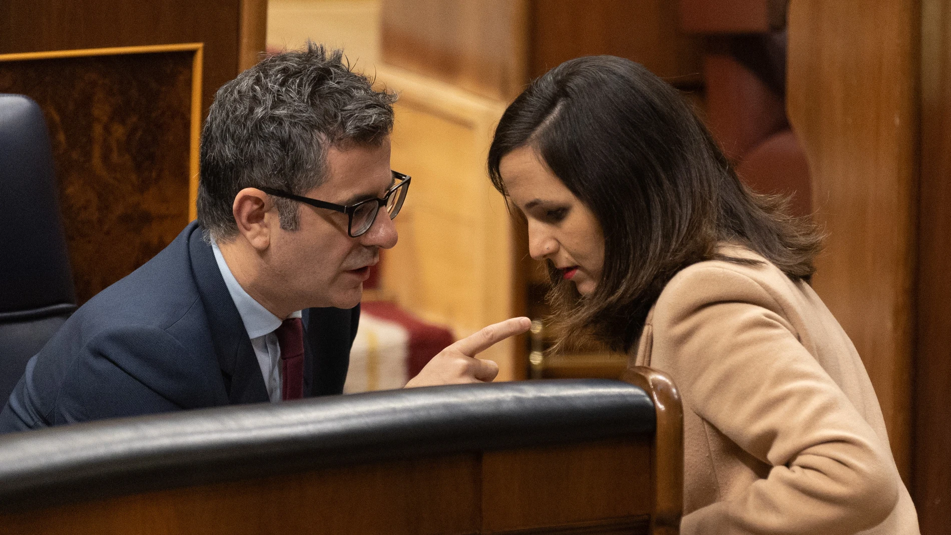 Ione Belarra y Félix Bolaños conversan en el Congreso de los Diputados
