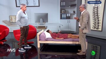 El doctor Álvarez Galovich explica cómo dormir y levantarse de la cama para evitar el dolor de espalda