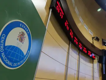 Una pantalla con horarios de distintos países en el Centro Nacional de Inteligencia (CNI), a 17 de abril de 2023