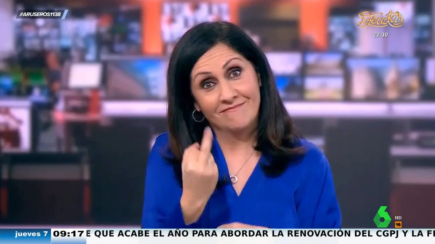 Una presentadora de la BBC, pillada haciendo una peineta a cámara en pleno informativo Una presentadora de la BBC, pillada haciendo una peineta a cámara en pleno informativo