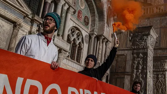 Activistas climáticos lanzan barro a la fachada de la basílica de San Marcos en Venecia, Italia Activistas climáticos lanzan barro a la fachada de la basílica de San Marcos en Venecia, Italia