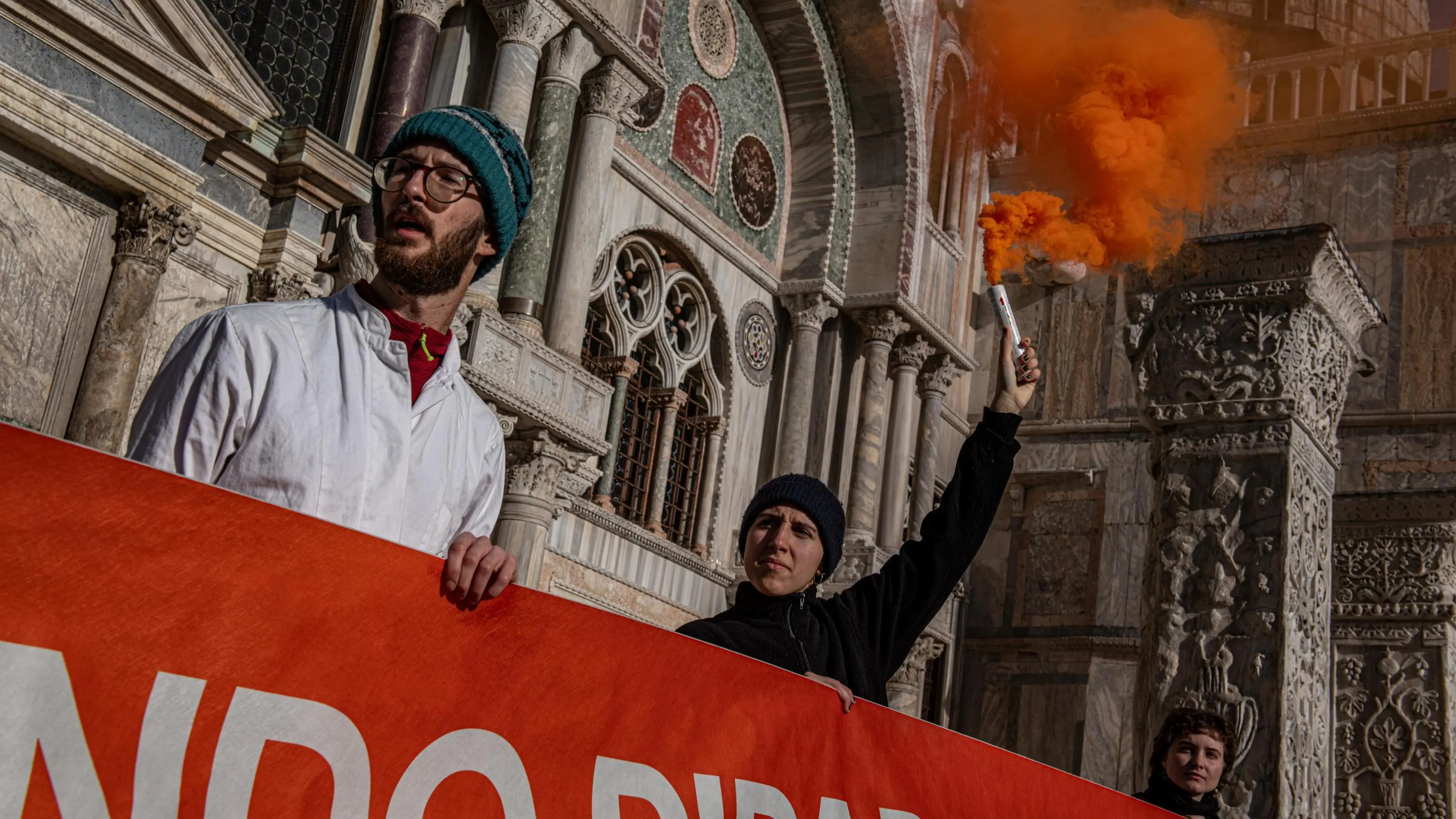 Activistas climáticos lanzan barro a la fachada de la basílica de San Marcos en Venecia, Italia