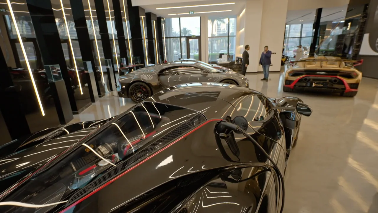 Jalis de la Serna se monta en un Lamborghini por primera vez en su vida: los cochazos que puede permitirse la clase media de Dubái