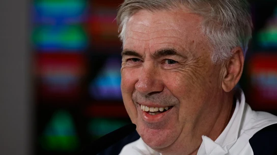 Carlo Ancelotti sonríe Carlo Ancelotti sonríe