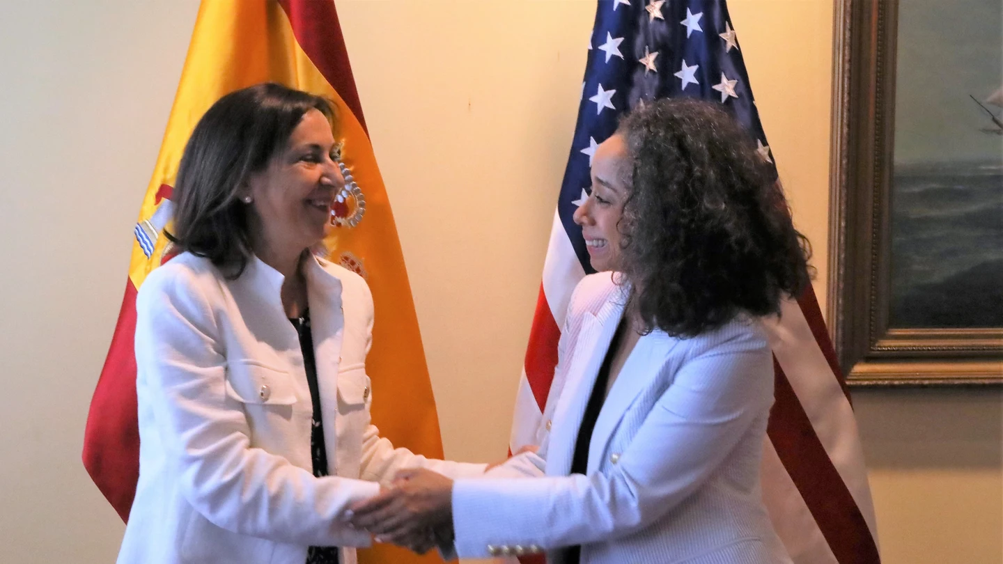 La embajadora de EEUU, Julissa Reynoso, saluda a la ministra de Defensa Margarita Robles La embajadora de EEUU, Julissa Reynoso, saluda a la ministra de Defensa Margarita Robles
