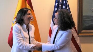La embajadora de EEUU, Julissa Reynoso, saluda a la ministra de Defensa Margarita Robles