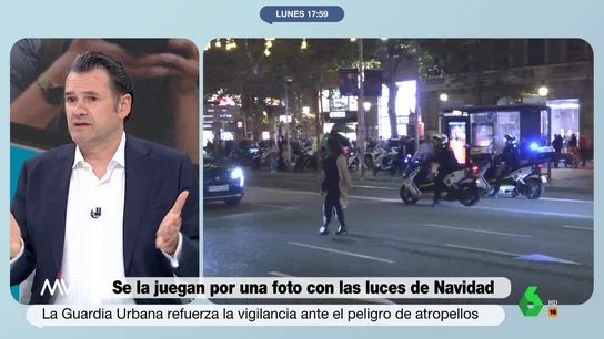 Iñaki López, sobre los que se la juegan en Barcelona para hacerse un selfie con las luces de Navidad "Vemos una luz y nos quedamos parados en medio de una carretera", reflexiona Iñaki López en este vídeo sobre la práctica de muchas personas de desafiar al tráfico del Paseo de Gracia para hacerse un selfi con las luces de Navidad.