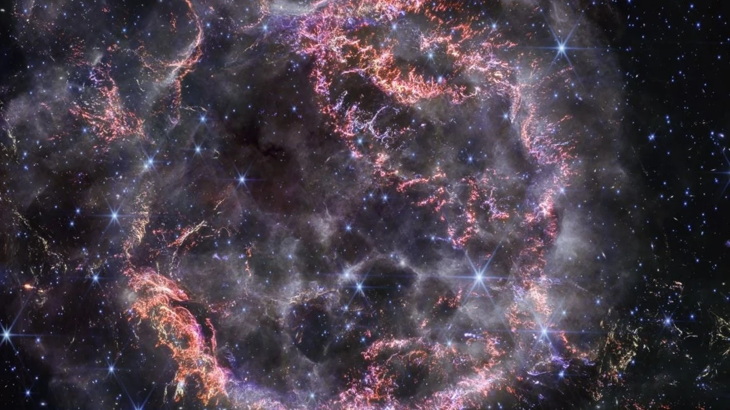 La nueva visión de Casiopea A (Cas A) del Telescopio Espacial James Webb en luz infrarroja cercana está dando a los astrónomos pistas sobre los procesos dinámicos que ocurren dentro del remanente de supernova La nueva visión de Casiopea A (Cas A) del Telescopio Espacial James Webb en luz infrarroja cercana está dando a los astrónomos pistas sobre los procesos dinámicos que ocurren dentro del remanente de supernova