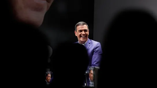 Pedro Sánchez, sonriente durante la presentación de su libro 'Tierra Firme' Pedro Sánchez, sonriente durante la presentación de su libro 'Tierra Firme'