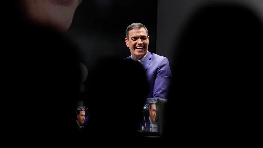 Pedro Sánchez, sonriente durante la presentación de su libro 'Tierra Firme'