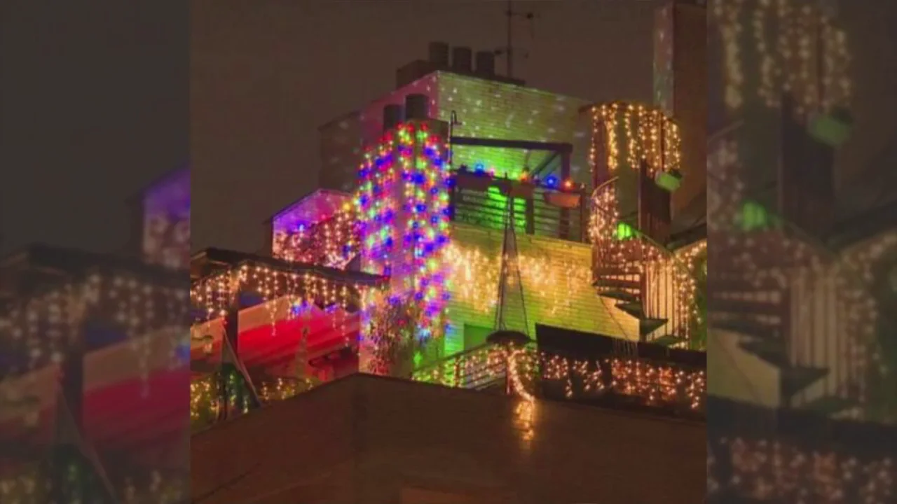 La casa viral de la Navidad de Carabanchel tiene este 2023 más de 11.000 luces La casa viral de la Navidad de Carabanchel tiene este 2023 más de 11.000 luces