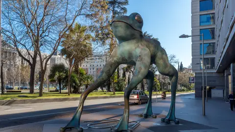 Estatua de la Rana de la Fortuna de la Plaza Colón de Madrid Estatua de la Rana de la Fortuna de la Plaza Colón de Madrid