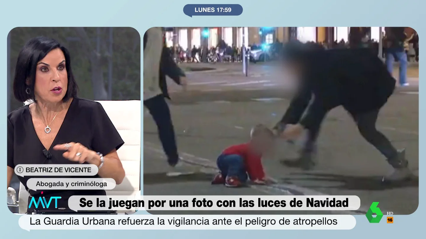 Beatriz de Vicente, al ver a un bebé en medio de la calle para un selfie con las luces de Navidad "La ley de tráfico también afecta a los peatones", recuerda Beatriz de Vicente en este vídeo de Más Vale Tarde, donde detalla qué multas pueden ponerse por escenas como las que se han visto con las luces de Navidad del Paseo de Gracia en Barcelona.