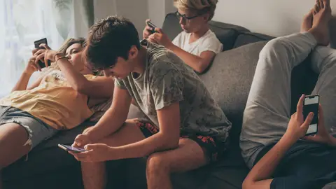 Grupo de niños con el móvil Grupo de niños con el móvil