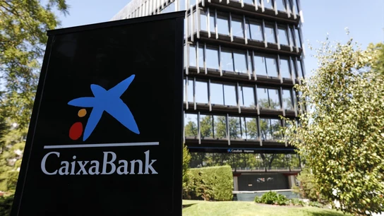Distintivo y logo de las oficinas de Caixabank en Madrid (España) a 4 de septiembre de 2020. Distintivo y logo de las oficinas de Caixabank en Madrid (España) a 4 de septiembre de 2020.