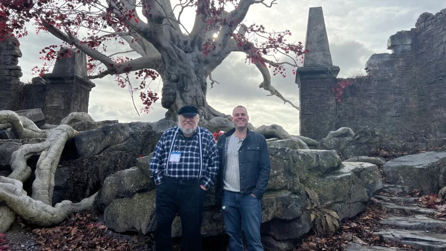 George R.R. Martin con el showrunner de 'La casa del dragón' Ryan Condal, en el set de rodaje de la serie. George R.R. Martin con el showrunner de 'La casa del dragón' Ryan Condal, en el set de rodaje de la serie.