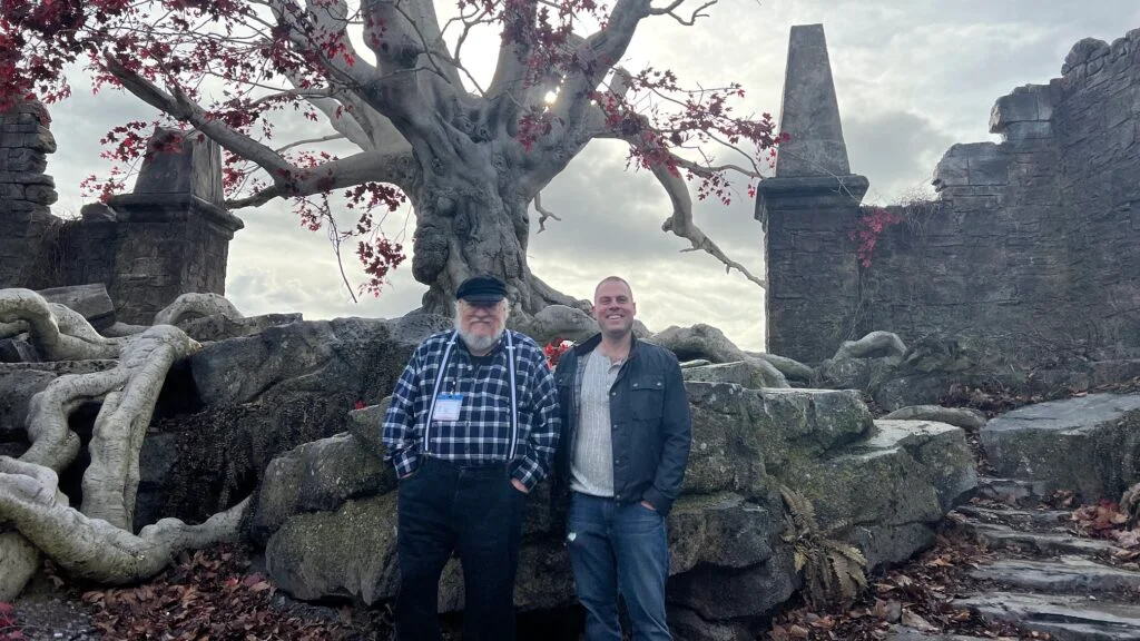 George R.R. Martin con el showrunner de 'La casa del dragón' Ryan Condal, en el set de rodaje de la serie.