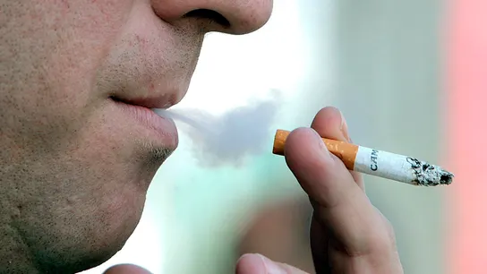 Imagen de archivo de una persona fumando. Imagen de archivo de una persona fumando.