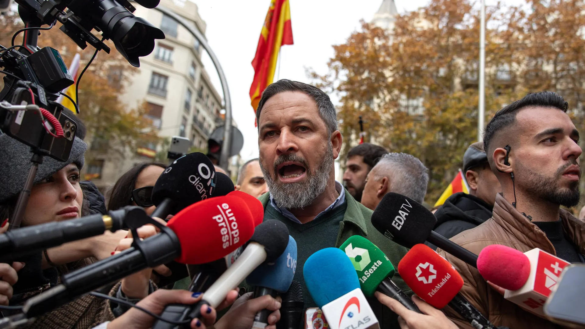 Foto de archivo del presidente de Vox, Santiago Abascal, haciendo declaraciones a los medios de comunicación. 