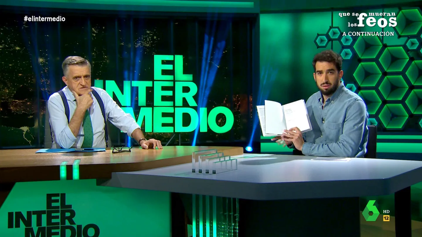 Isma Juárez desvela qué le puso Sánchez al firmarle el libro y el número del décimo de Lotería que le pasó por la espalda ¿Qué le puso el Pedro Sánchez a Isma Juárez en la dedicatoria de su libro? ¿Qué número tiene el décimo que le pasó por la espalda al presidente del Gobierno? Las respuestas a estos enigmas, en este vídeo de El Intermedio.