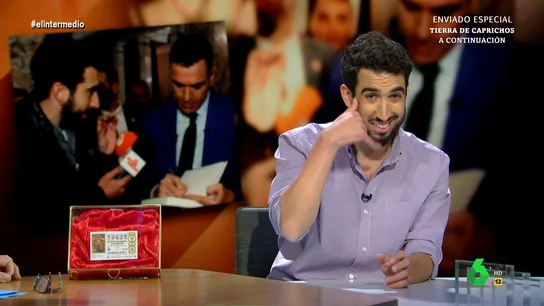 Isma Juárez muestra el décimo que pasó por Sánchez y le manda un mensaje Isma Juárez analiza en El Intermedio el 'boom' que ha desatado el número del décimo que pasó por la espalda de Pedro Sánchez y sugiere al presidente una "puerta giratoria": "Que monte una administración que se llame 'El perrito de oro'".