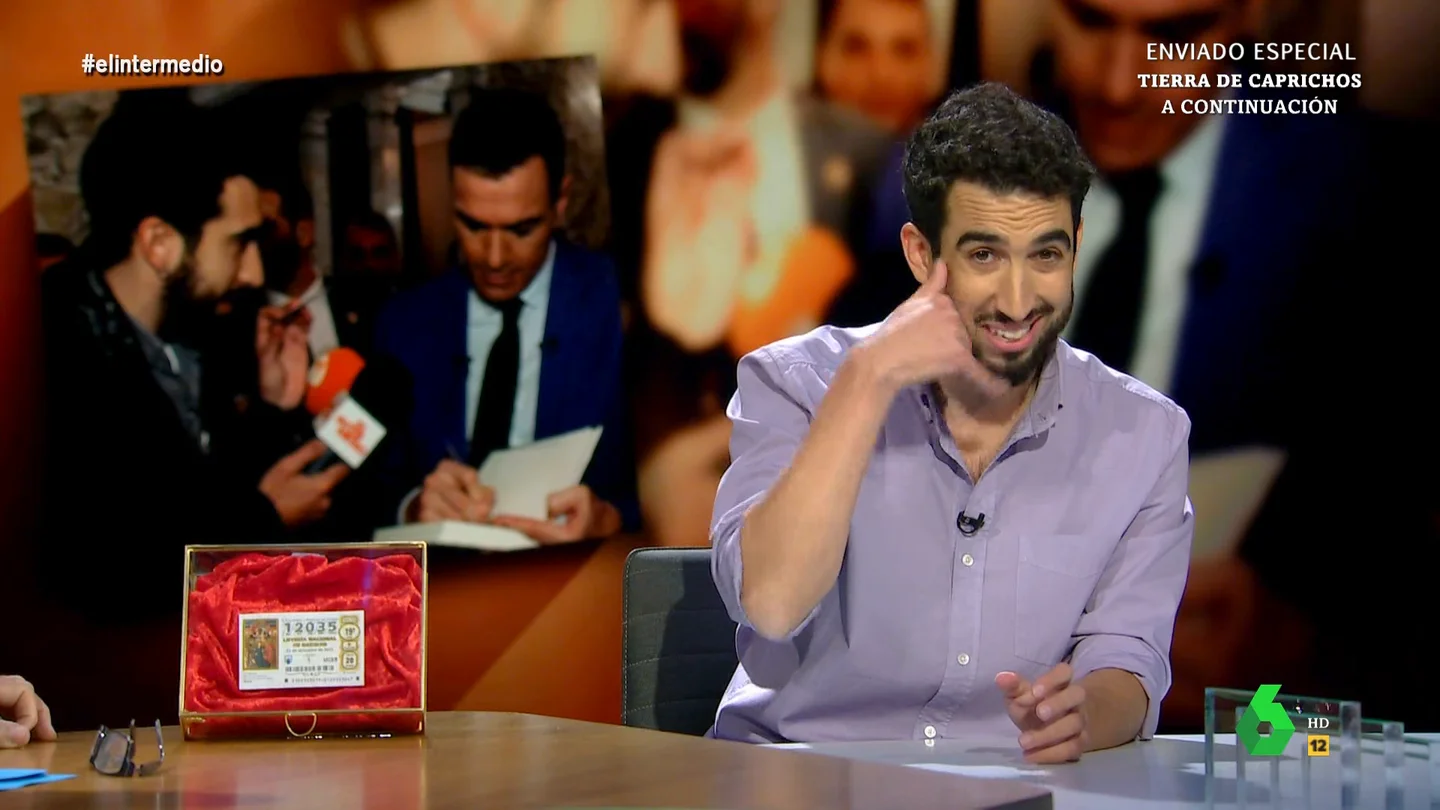 Isma Juárez muestra el décimo que pasó por Sánchez y le manda un mensaje Isma Juárez analiza en El Intermedio el 'boom' que ha desatado el número del décimo que pasó por la espalda de Pedro Sánchez y sugiere al presidente una "puerta giratoria": "Que monte una administración que se llame 'El perrito de oro'".