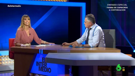 El mensaje de Sandra Sabatés que deja descolocado a Wyoming Sandra Sabatés y El Gran Wyoming protagonizan un divertido momento en el arranque de El Intermedio a propósito del peinado del presentador: "Me dicen de realización que tienes un brillo especial esta noche", comenta Sandra en este vídeo.
