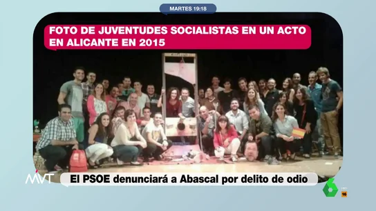 Abascal se defiende de sus palabras sobre Sánchez mostrando una foto de juventudes socialistas con una 'guillotina' con la cara de Rajoy en 2015 Abascal se defiende de sus palabras sobre Sánchez mostrando una foto de juventudes socialistas con una 'guillotina' con la cara de Rajoy en 2015
