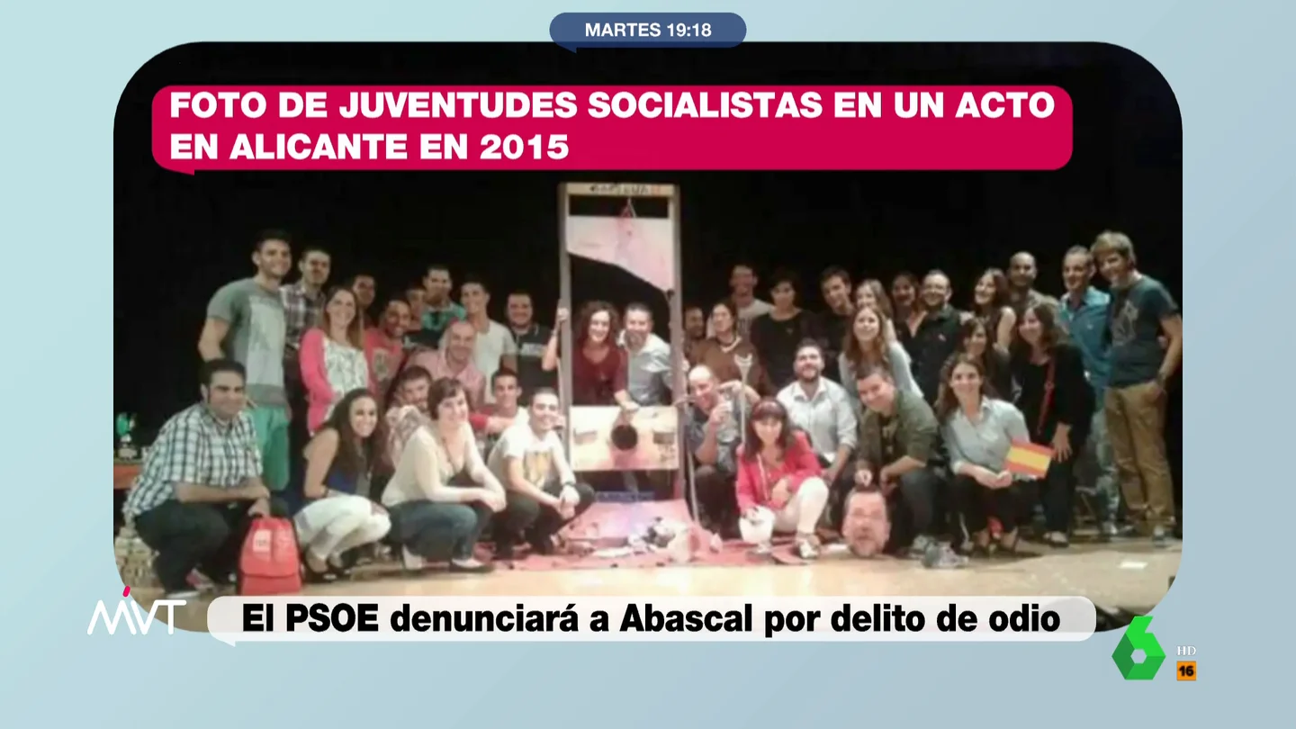 Abascal se defiende de sus palabras sobre Sánchez mostrando una foto de juventudes socialistas con una 'guillotina' con la cara de Rajoy en 2015 Abascal se defiende de sus palabras sobre Sánchez mostrando una foto de juventudes socialistas con una 'guillotina' con la cara de Rajoy en 2015