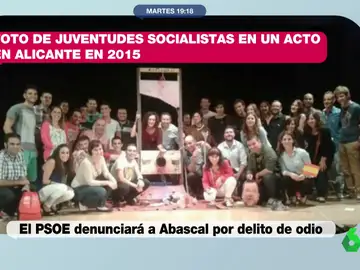 Abascal se defiende de sus palabras sobre Sánchez mostrando una foto de juventudes socialistas con una &#39;guillotina&#39; con la cara de Rajoy en 2015