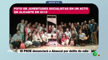 Abascal se defiende de sus palabras sobre Sánchez mostrando una foto de juventudes socialistas con una 'guillotina' con la cara de Rajoy en 2015