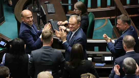 Donald Tusk es felicitado tras conseguir el respaldo del Parlamento polaco e investido primer ministro del país Donald Tusk es felicitado tras conseguir el respaldo del Parlamento polaco e investido primer ministro del país